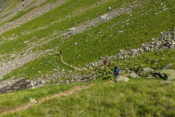 Kafkas Dağları yolundaki dağ turist izleyin