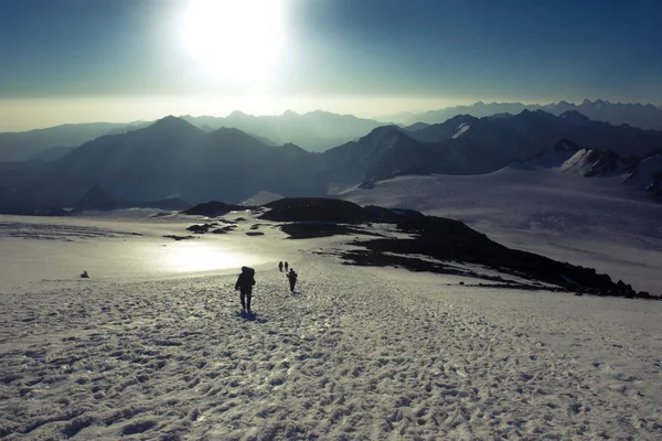 Los turistas de montaña descienden del Monte Elbrus al paso Soyuzmultfilm — Foto de Stock