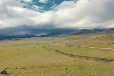 Georgia dağlarında seyahat bisikletçiler. Güzel doğa. Yaşam tarzı