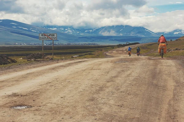 Georgia dağlarında seyahat bisikletçiler. Güzel doğa. Yaşam tarzı