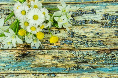 Rustik ahşap bir masa üzerinde beyaz güller