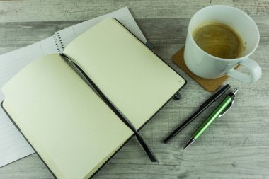 Arka plan olarak eski panosunda kırmızı gül