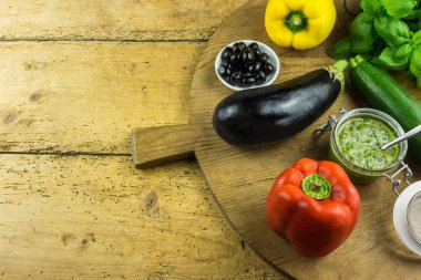 Beyaz bulutlar, güneş ışığı ile mavi gökyüzü