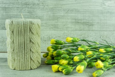 Beyaz bulutlar, güneş ışığı ile mavi gökyüzü