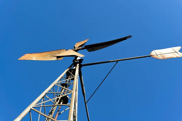 Windkraftanlage vor blauem Himmel bei Sonnenschein — Stockfoto