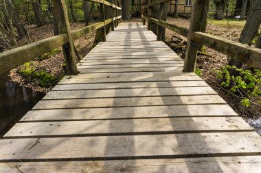 Küçük bir nehir üzerinde bir ahşap köprü