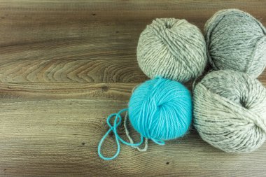 Renkli yün topları ile iğne bir rustik ahşap tablo