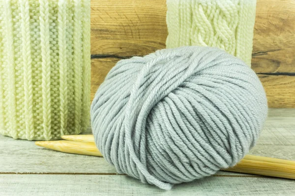 Boule de laine colorée avec aiguilles et une bougie avec motif tricoté — Photo