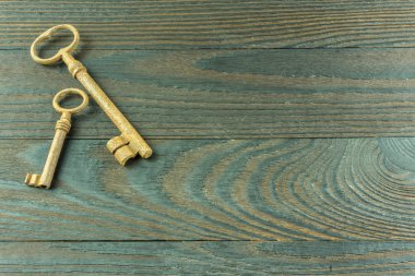 İki eski anahtar ile bir rustik ahşap tahta arka plan olarak