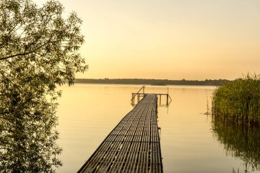 Bir göl ile moorings Sunrise tekneler için