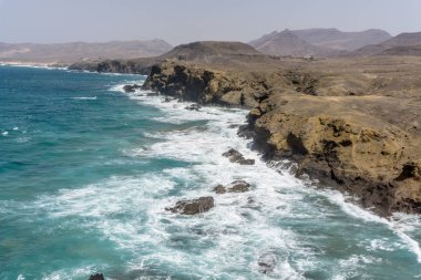 Mavi su ve yüksek dalgalar ile surf rock