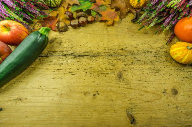 Sonbahar dekorasyon rustik ahşap tahtası ile kabak, kabak, sonbahar yaprakları ve erica renkli