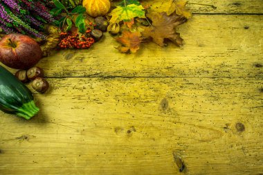 Kabak, kabak, sonbahar yaprakları ile bir rustik ahşap tahta üzerinde sonbahar dekorasyon