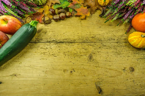 Sonbahar dekorasyon rustik ahşap tahtası ile kabak, kabak, sonbahar yaprakları ve erica renkli