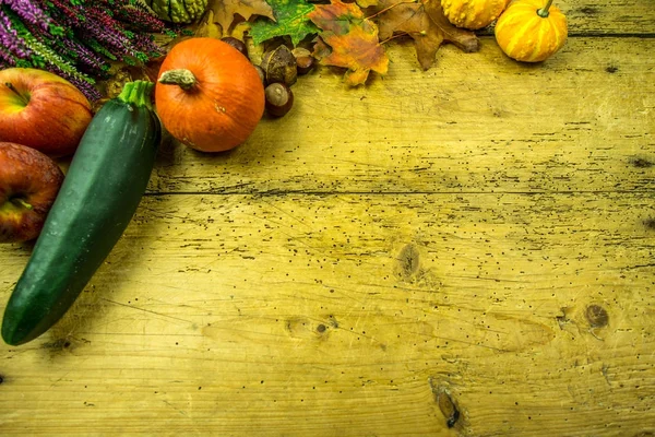 Kabak, kabak, sonbahar yaprakları ile bir rustik ahşap tahta üzerinde sonbahar dekorasyon