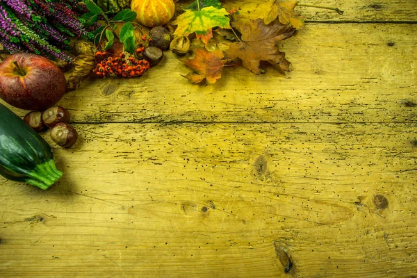 Kabak, kabak, sonbahar yaprakları ile bir rustik ahşap tahta üzerinde sonbahar dekorasyon