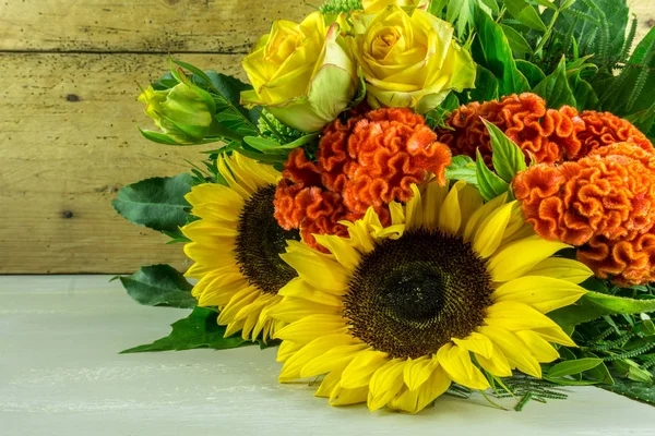 Arka plan olarak yeşil yaprakları ile renkli buket