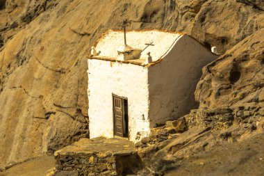 küçük beyaz kilise dağlarda - Kanarya Adaları