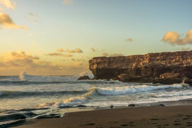 Güneş ışığında Atlantik Okyanusu büyük kayalar ve büyük dalgalar