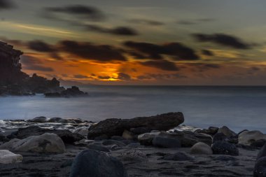 Güneş ışığında Atlantik Okyanusu büyük kayalar ve büyük dalgalar - uzun pozlama