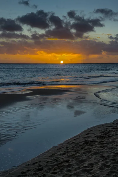 Puesta Sol Costa Atlántica Con Nubes Oscuras Pequeñas Olas — Foto de Stock