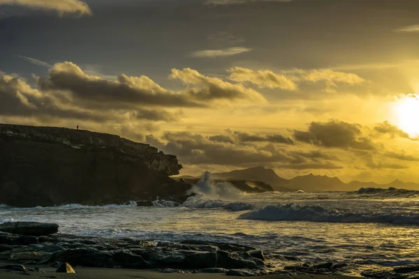 Sol Océano Atlántico Con Grandes Rocas Grandes Olas — Foto de Stock