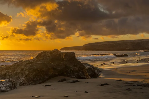 Puesta Sol Playa Fuerteventura Con Rocas Lava Nubes Oscuras Pequeñas — Foto de Stock