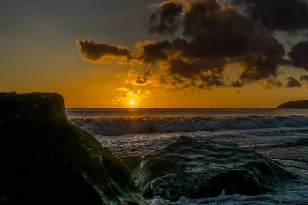 Puesta Sol Playa Fuerteventura Con Rocas Lava Nubes Oscuras Pequeñas — Foto de Stock