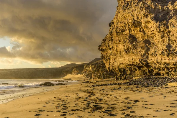 Puesta Sol Playa Fuerteventura Con Rocas Lava Nubes Oscuras Pequeñas — Foto de Stock