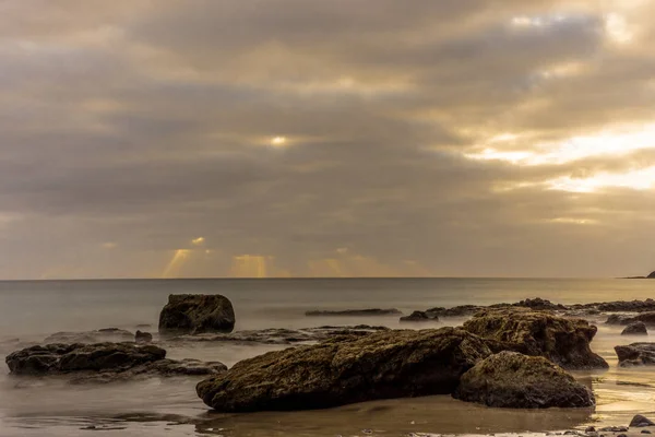 Puesta Sol Playa Fuerteventura Con Rocas Lava Nubes Oscuras Pequeñas — Foto de Stock