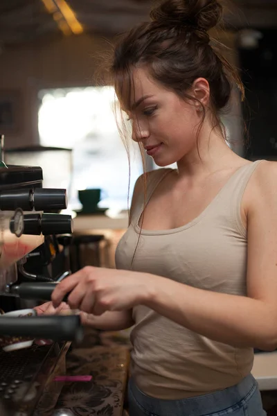 Morena na cozinha com cafeteira — Fotografia de Stock