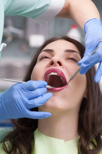 Стоматолог лечит пациентку — стоковое фото