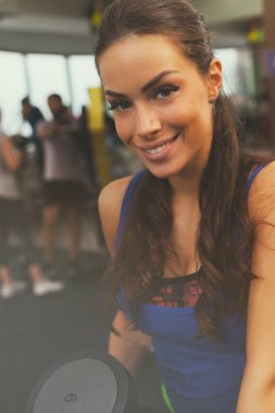 Bir el ağırlık tutan kadın