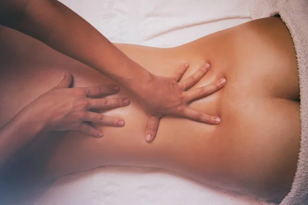 Kvinna tar emot en masage — Stockfoto