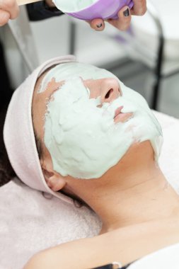 Yosun yapılan yüz maskesi