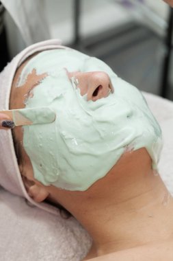 Yosun yapılan yüz maskesi