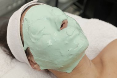 Yosun yapılan yüz maskesi