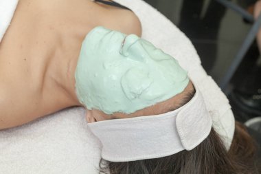 Yosun yapılan yüz maskesi