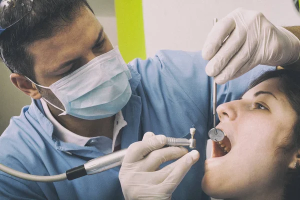 Zahnreinigung aus nächster Nähe — Stockfoto