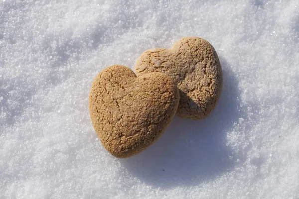 Twee harten op de sneeuw Stockfoto