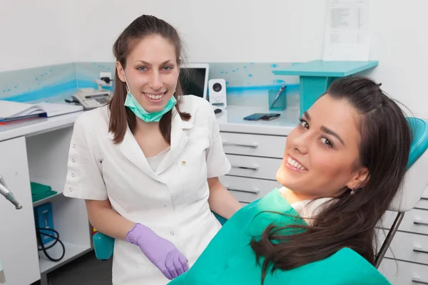 Dentysta bada pacjenta zęby u dentysty — Zdjęcie stockowe