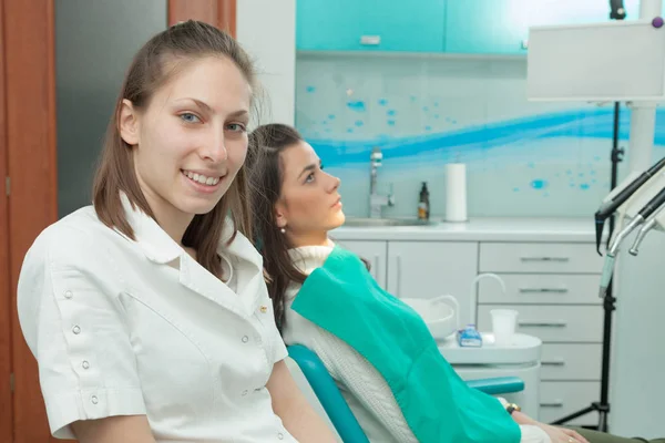 Tandläkaren undersöka patientens tänder i tandläkaren — Stockfoto