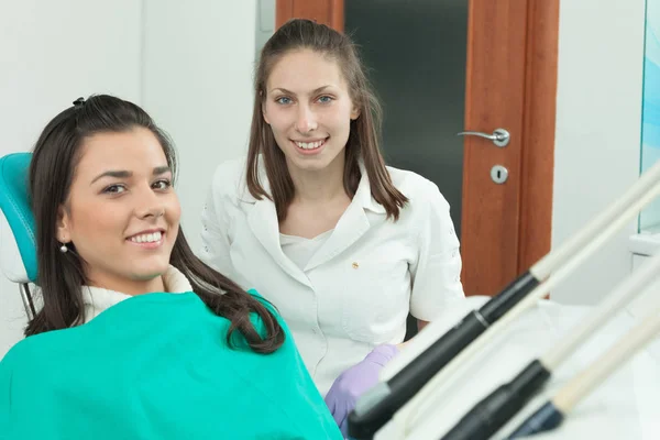 Dentista examinando los dientes de un paciente en el dentista —  Fotos de Stock