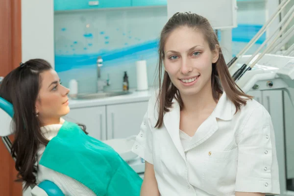 Dentista examinando os dentes de um paciente no dentista — Fotografia de Stock