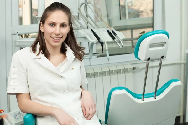 Retrato de mulher feliz dentista — Fotografia de Stock