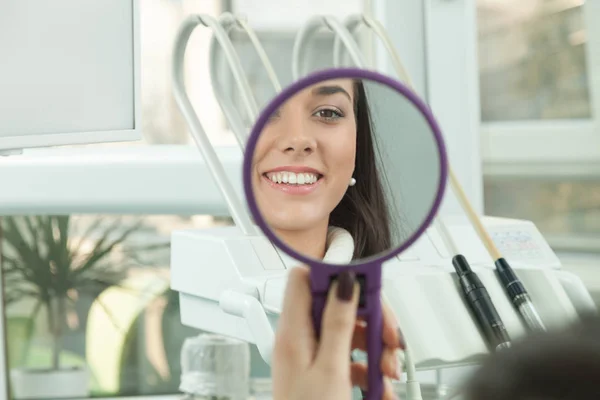 Paciente e dentista na prática odontológica — Fotografia de Stock