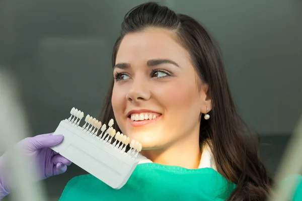 Compruebe y seleccione el color de los dientes — Foto de Stock