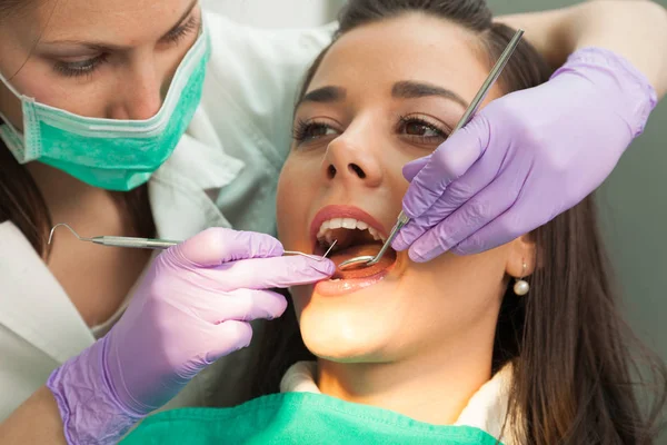 Patient and dentist in the dental practice — Stock Photo, Image