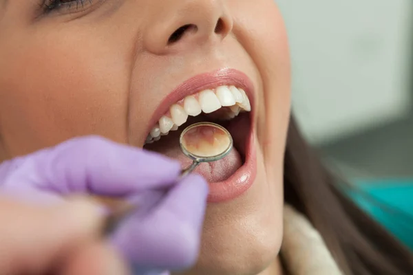 Paciente e dentista na prática odontológica — Fotografia de Stock