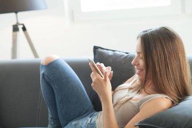 Bir sms mesajı göndermek için bir uygulama kullanan kadın